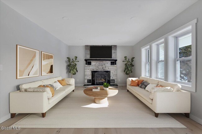 Building Photo - 257 W Circular St