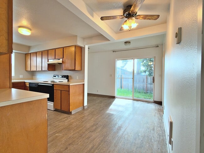Building Photo - 905 NE 94th Ave