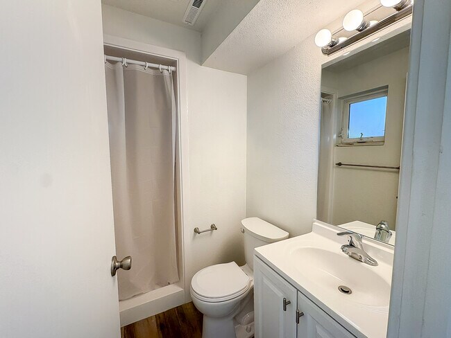 Building Photo - 1340 E Navajo Dr