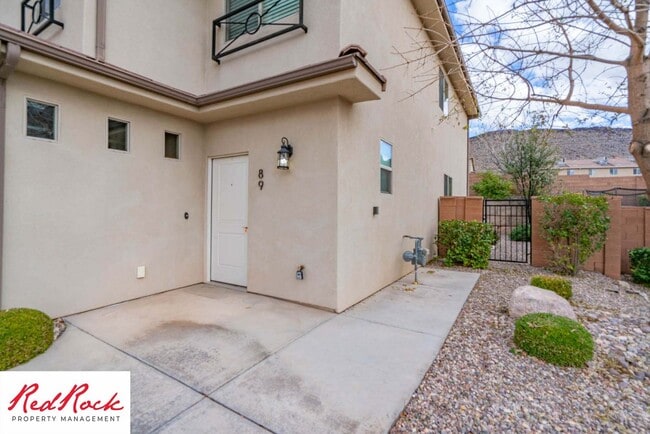 Building Photo - Spacious 4 Bedroom, 2.5 Bathroom Centrally...