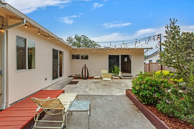 Building Photo - 1163 Crespi Dr