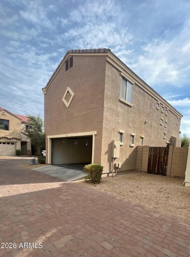 Building Photo - 1332 E Dunbar Dr
