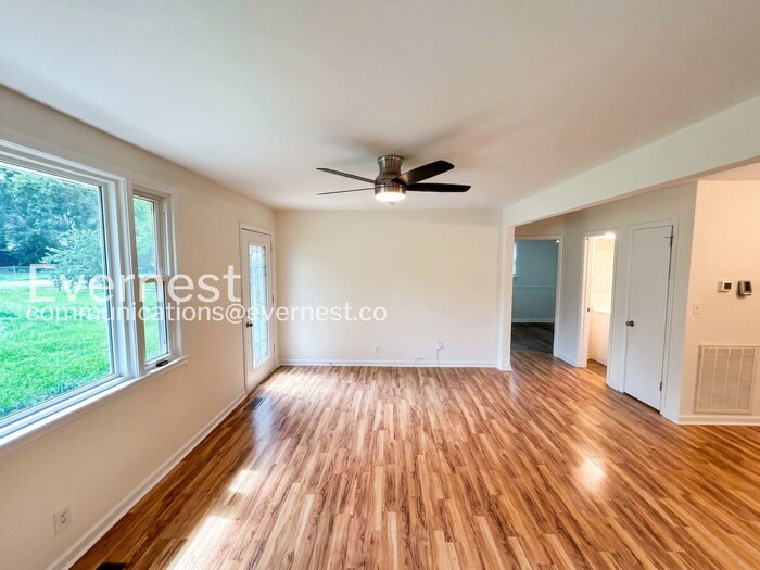 Building Photo - 4017 Meadow Rd
