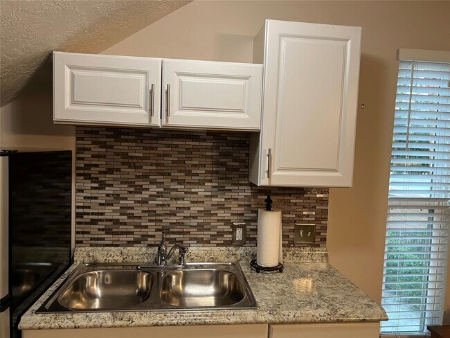 Building Photo - 2535 N MacGregor Way