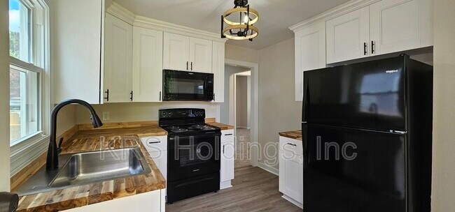 Building Photo - 308 St James Ave