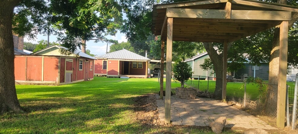 Back Yard/Back Porch - 708 Vincent St