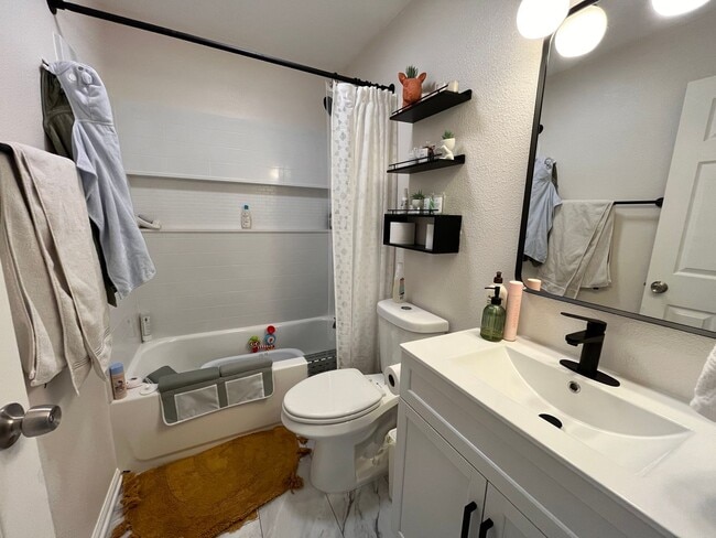 Building Photo - Fantastic Home in North Fort Collins