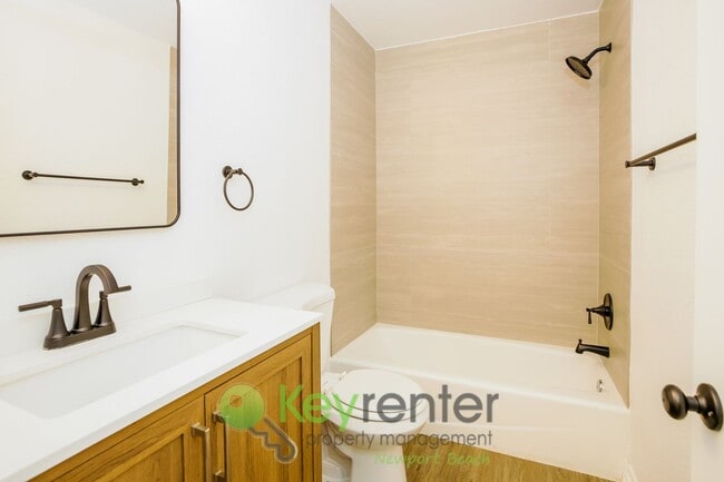 Building Photo - Updated 3 Bedroom Single Level Condo in La...
