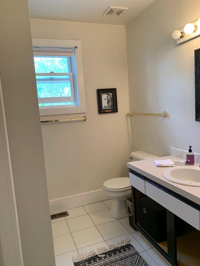 Building Photo - Ranch Style Farm House!