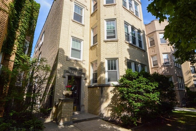 Building Photo - 5534 N Artesian Ave