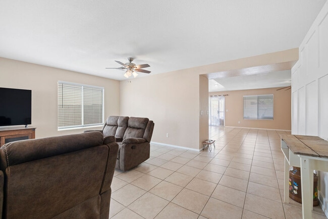 Building Photo - 5840 E Tercel Dr
