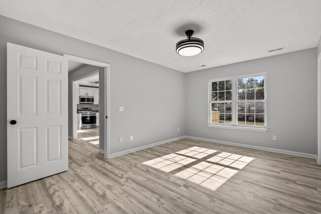 Building Photo - Fully Renovated 3 Bedroom in Southport!