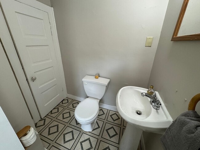 Building Photo - Charming 2 Bed, 1.5 Bath House with Ample ...