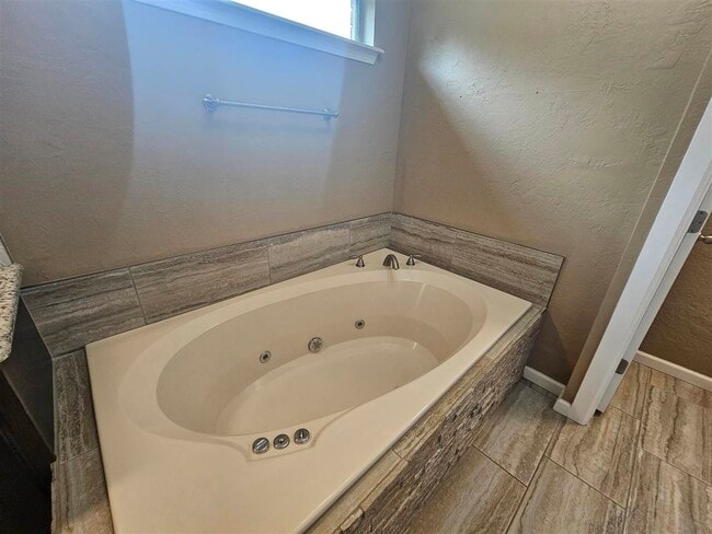 Building Photo - 2309 NE Turtle Creek Dr