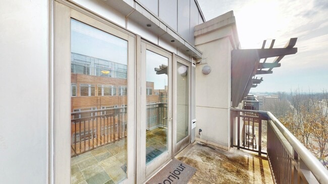 Building Photo - 718 W Trade St