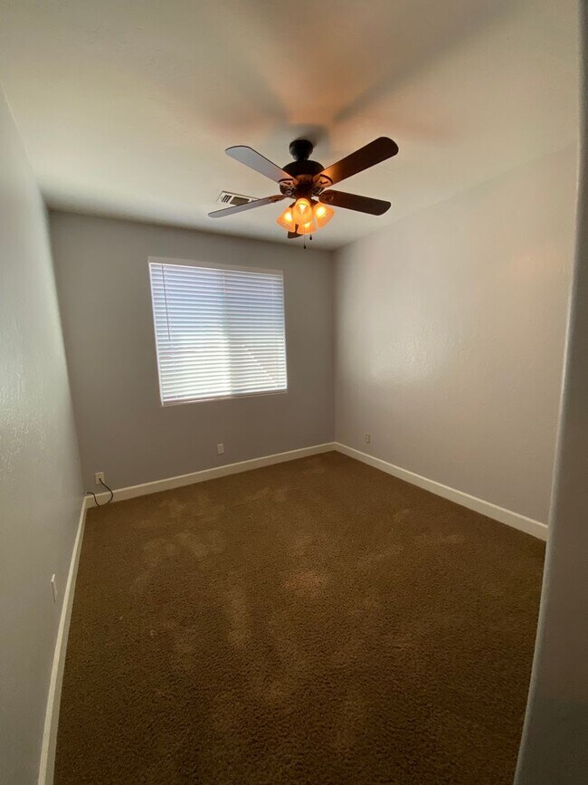 Building Photo - NW Visalia Home Rent Ready! !