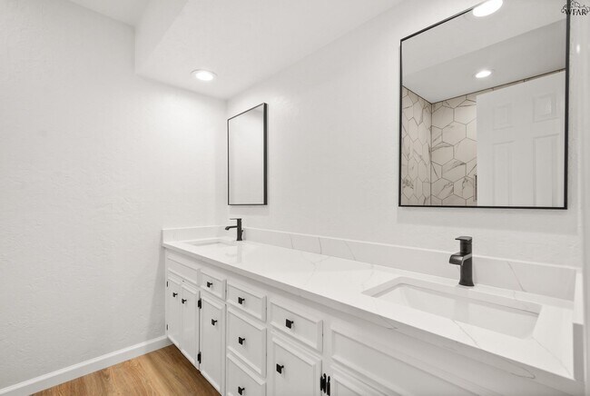 Building Photo - 5 Chanute Cir