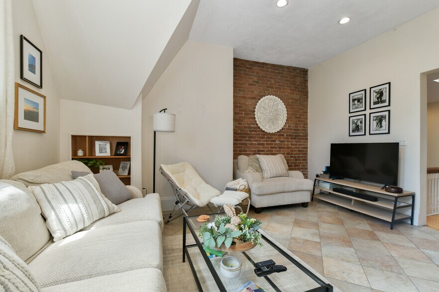 Building Photo - 1774 Beacon St