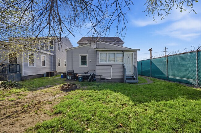 Building Photo - 821 Mt Vernon Ave