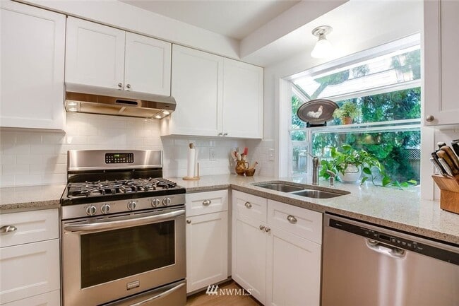 Building Photo - 3 bedroom 2.5 bathroom single family house...