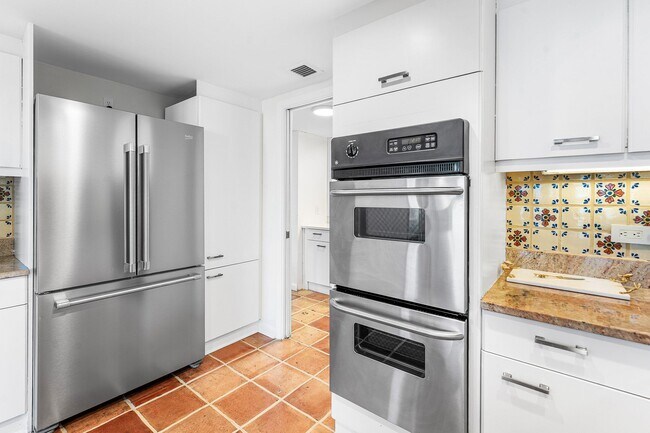 Building Photo - 529 S Flagler Dr