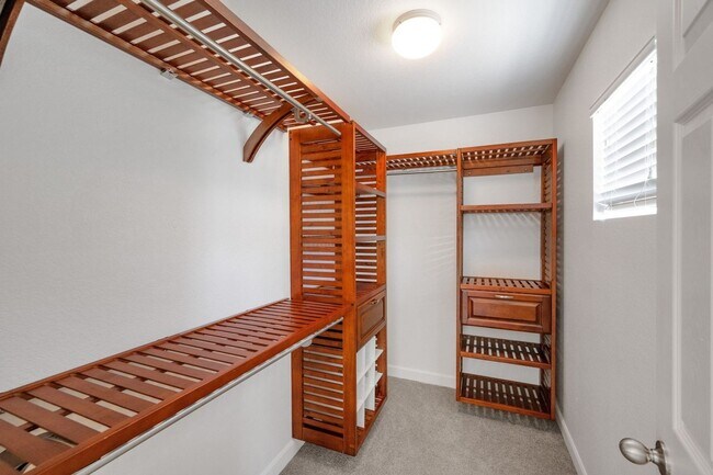 Building Photo - Spacious 5BR House in Aurora