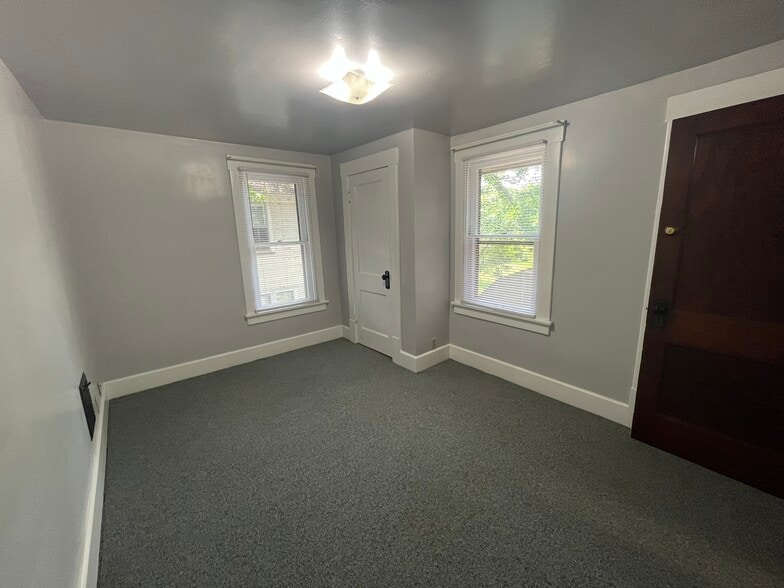 Building Photo - 1427 S Linden Ave