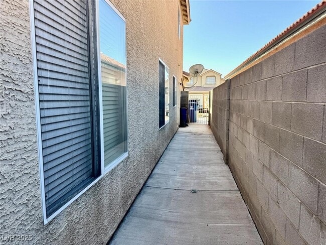 Building Photo - 7962 Traditional Ct