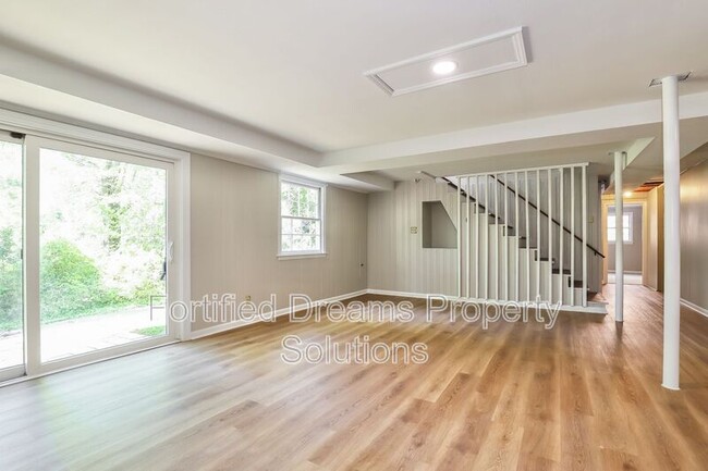 Building Photo - 1101 Surry Dr