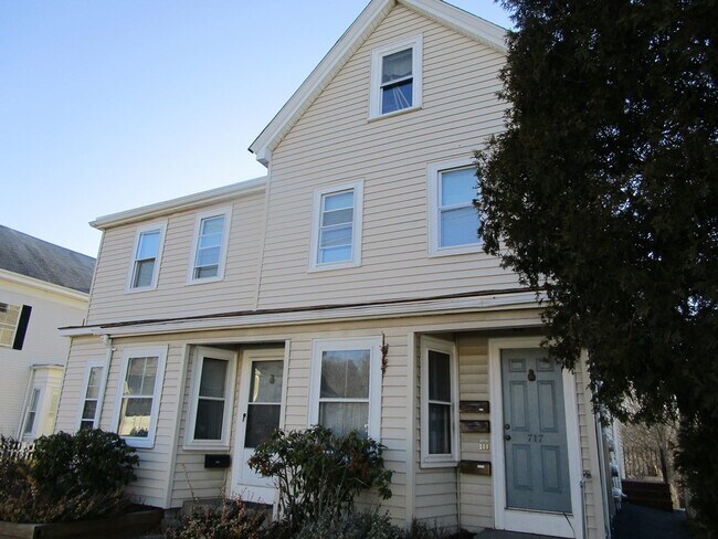 Building Photo - 719 Main St