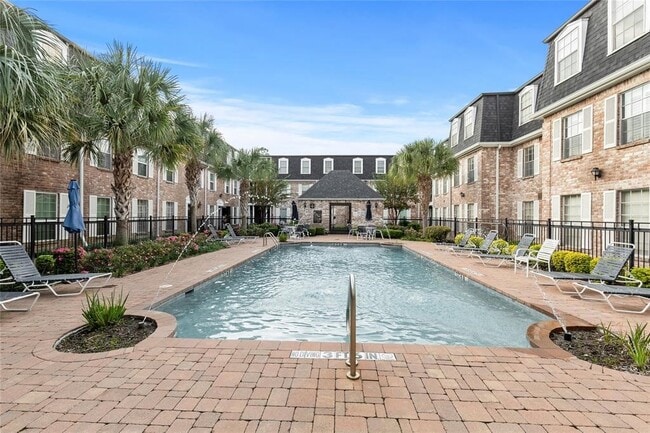 Building Photo - 353 N Post Oak Ln