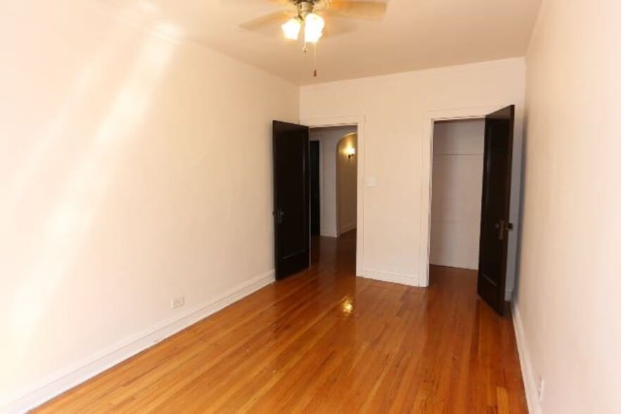 Building Photo - 2208 W Ainslie St