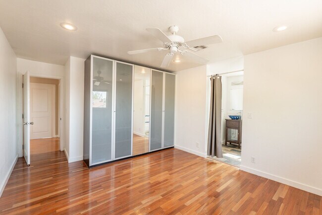 Building Photo - 1325 W Lobo Ave