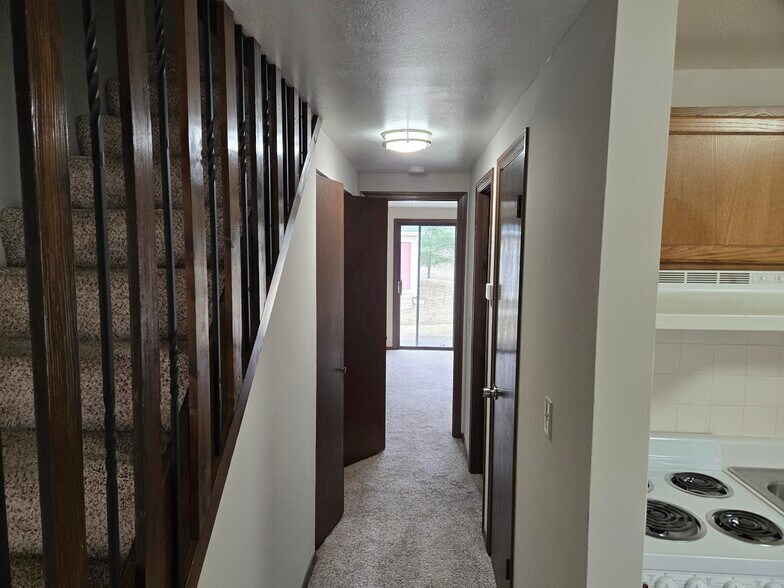 Building Photo - 17 Village Ct