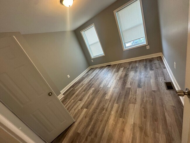 Building Photo - 2bdr 1 ba east Baltimore