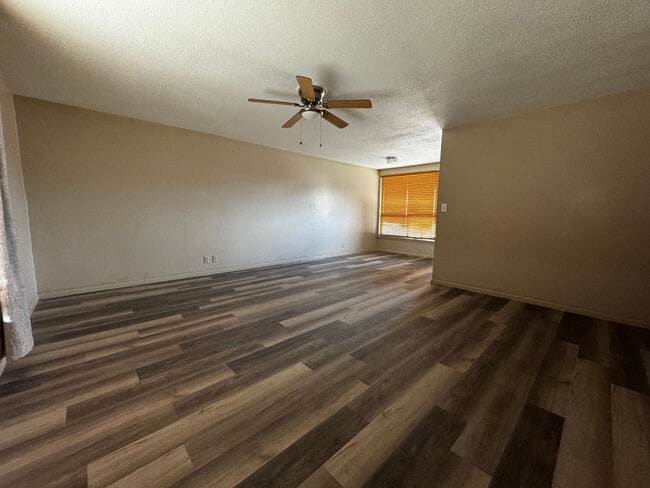 Building Photo - Charming and spacious Needles HOME