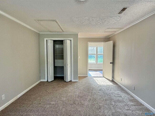 Building Photo - 2110 Fernbrook Dr NE