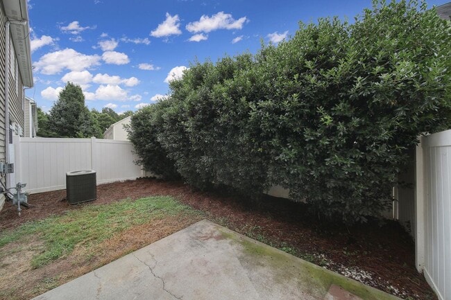 Building Photo - Lovely 3 Bed 2.5 Bath Townhome in Blakeny