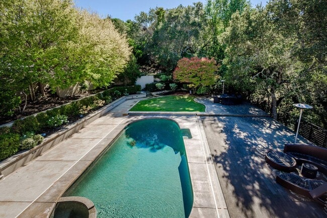 Building Photo - 2510 Skyfarm Dr