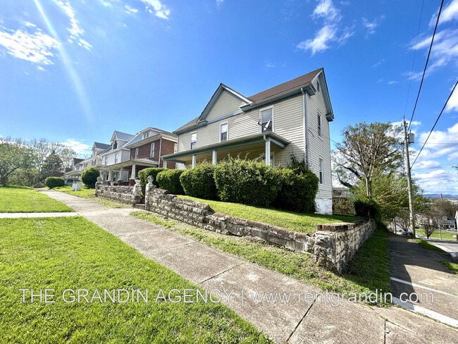 Building Photo - 642 Elm Ave SE