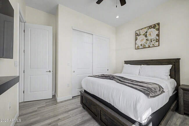 Building Photo - 1344 E Polk St