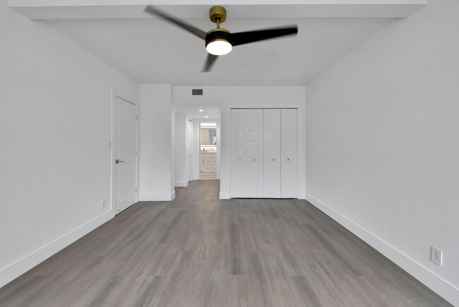Building Photo - 3100 N Palm Aire Dr