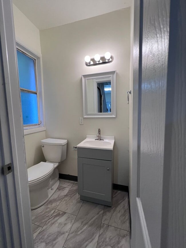 Building Photo - Updated 4BR 1.5 bath home with rear parking!