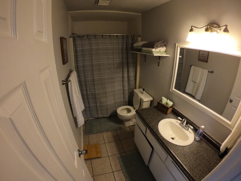 Building Photo - 404 Manuel Dr