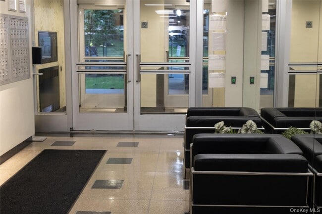 Building Photo - 5 Fordham Hill Oval