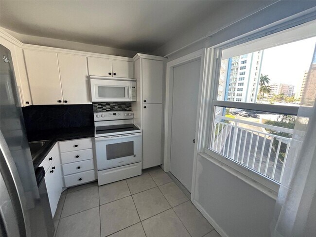 Building Photo - 301 N Ocean Blvd