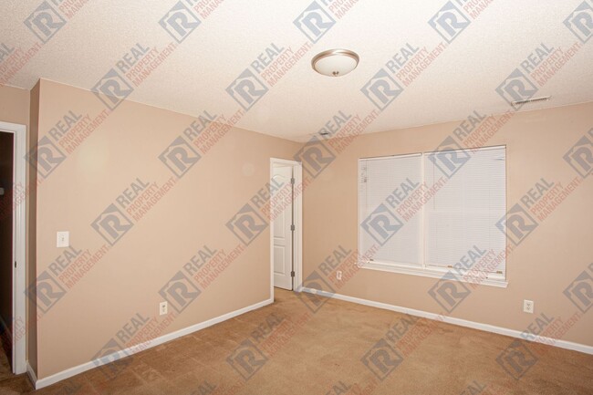 Building Photo - $2,500 – 4 Bed / 2.5 Bath house in South E...