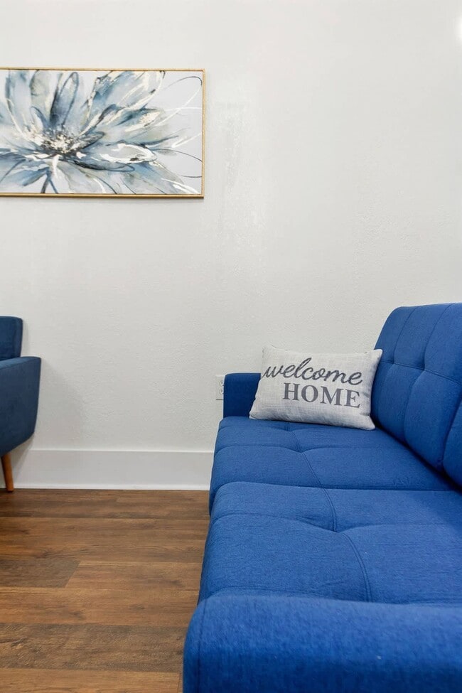 Building Photo - 713 1/2 Johnson Ave