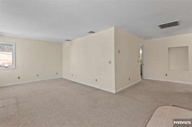 Building Photo - 146 Main St