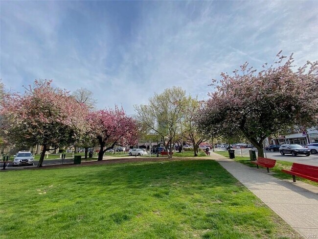 Building Photo - 444 Bedford St